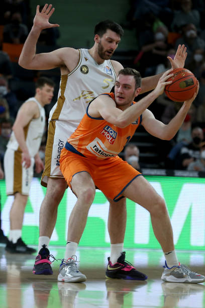 而充满力量 而充满力量